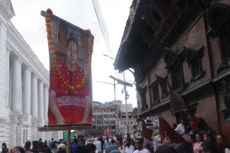 बालकलाई गाईको रुप बनाएर घुमाइँदैछ वसन्तपुरमा (फोटो फिचर)